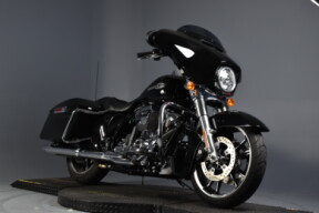 2022 Harley-Davidson® Street Glide® FLHX thumb 2