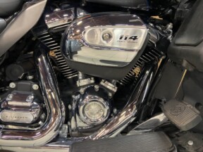 2021 Harley-Davidson<sup>®</sup> Tri Glide<sup>®</sup> Ultra Gauntlet Gray Metallic/Vd Blk FLHTCUTG thumb 2