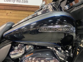 2021 Harley-Davidson<sup>®</sup> Tri Glide<sup>®</sup> Ultra Gauntlet Gray Metallic/Vd Blk FLHTCUTG thumb 3