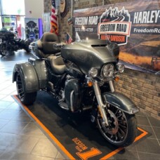 2025 Tri Glide® Ultra (FLHTCUTG) thumb 3