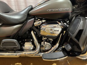 2019 Harley-Davidson<sup>®</sup> Ultra Limited FLHTK  Industrial Gray Denim/Black Denim thumb 2