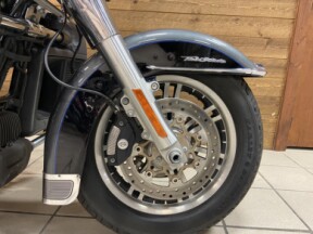 2021 Harley-Davidson<sup>®</sup> Tri Glide<sup>®</sup> Ultra Gauntlet Gray Metallic/Vd Blk FLHTCUTG thumb 1