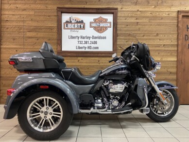 2021 Harley-Davidson<sup>®</sup> Tri Glide<sup>®</sup> Ultra Gauntlet Gray Metallic/Vd Blk FLHTCUTG