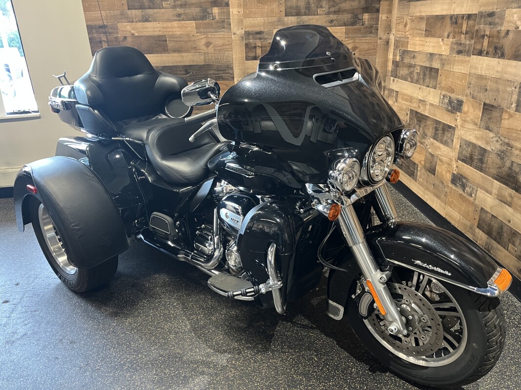2018 Harley-Davidson Tri Glide Ultra Black Tempest FLHTCUTG - Photo 2