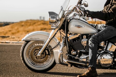 Rider's Guide: Motorbike Parking, Mounting & Dismounting