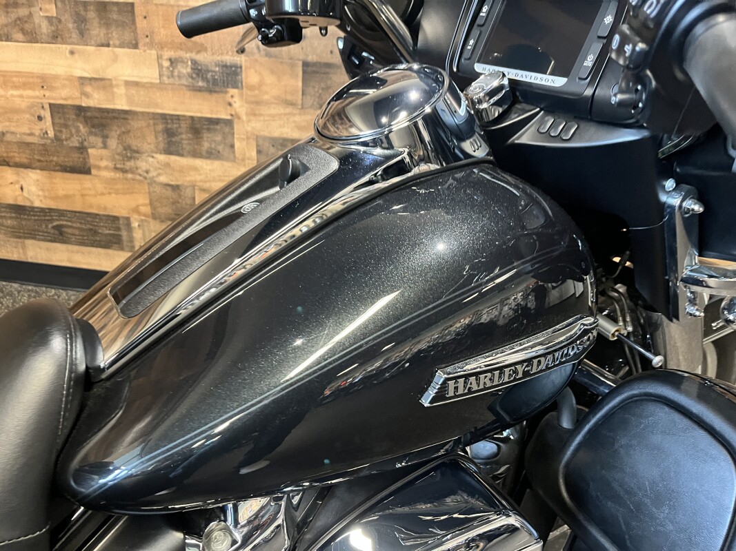 2018 Harley-Davidson Tri Glide Ultra Black Tempest FLHTCUTG - Photo 5