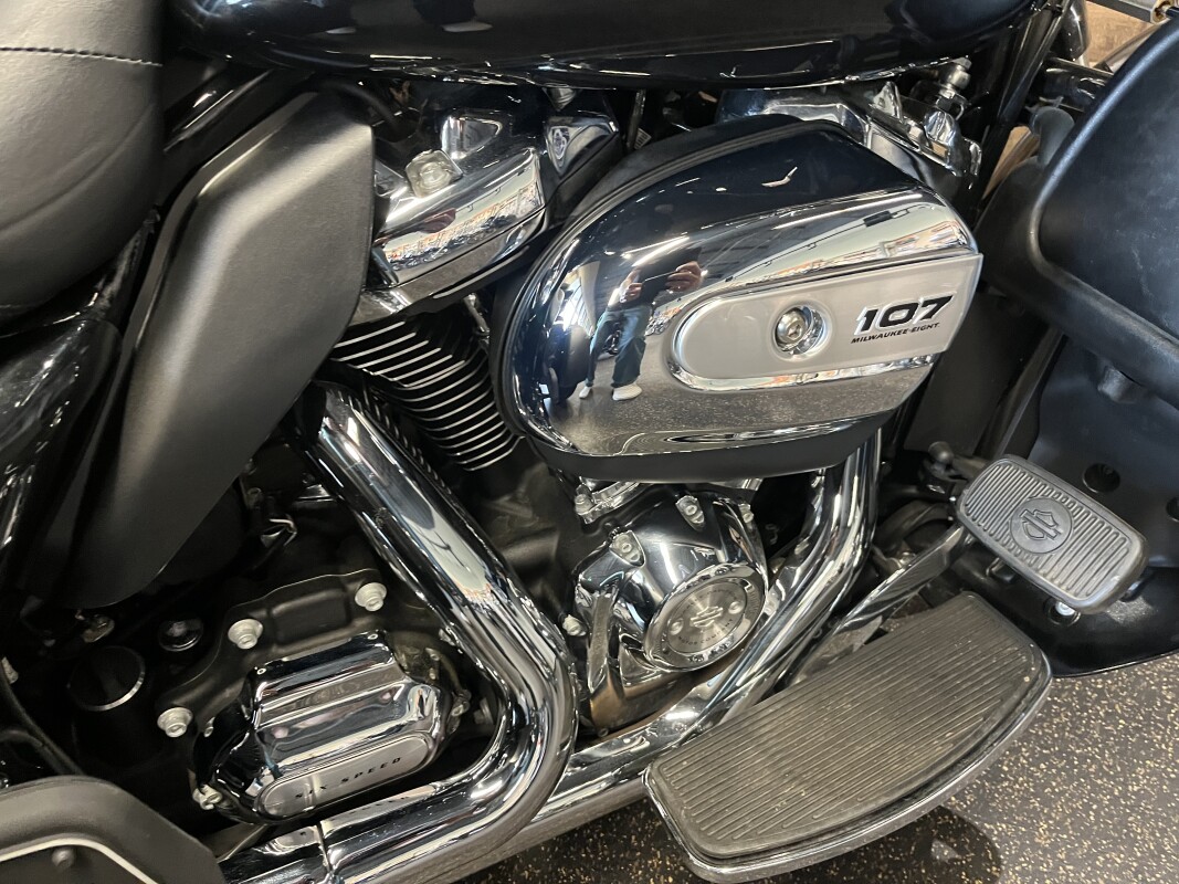 2018 Harley-Davidson Tri Glide Ultra Black Tempest FLHTCUTG - Photo 6