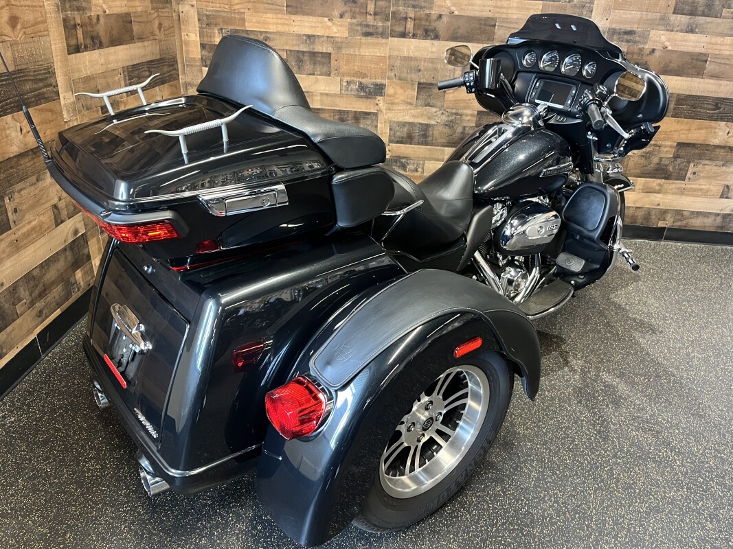 2018 Harley-Davidson Tri Glide Ultra Black Tempest FLHTCUTG - Photo 3