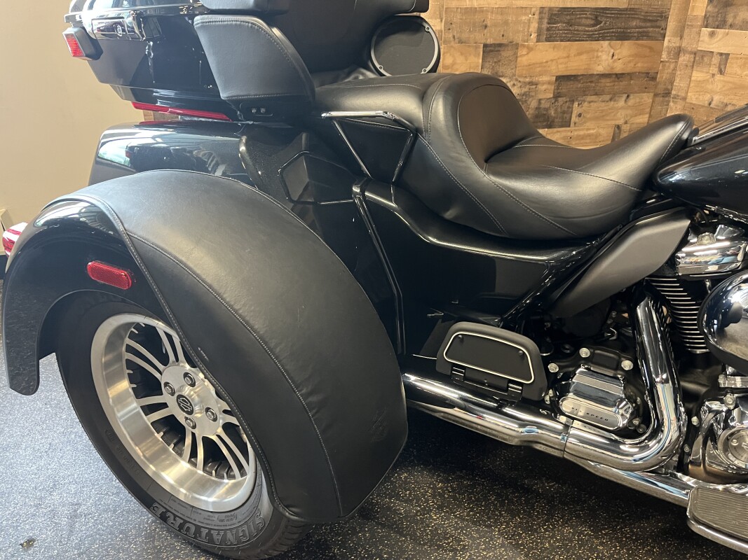 2018 Harley-Davidson Tri Glide Ultra Black Tempest FLHTCUTG - Photo 8