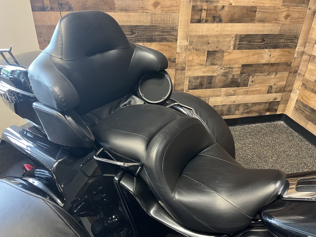 2018 Harley-Davidson Tri Glide Ultra Black Tempest FLHTCUTG - Photo 7