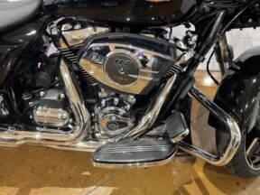 2025 Harley-Davidson® Street Glide® FLHX 0462790 Vivid Black thumb 2