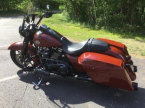 2024 Harley-Davidson® Road King® Special Red Rock thumb 2