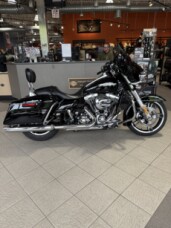 FLHXS 2016 Street Glide<sup>®</sup> Special thumb 2