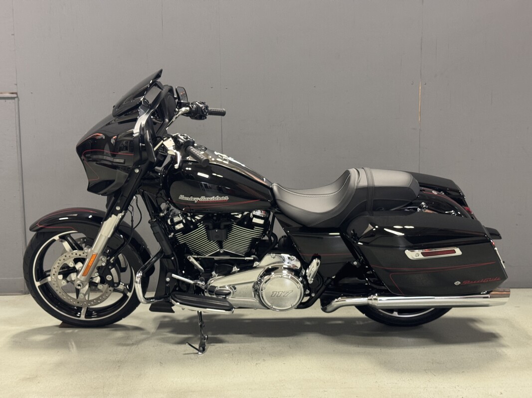 FLHX 2025 Street Glide - Photo 2