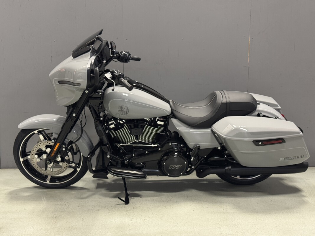 FLHX 2025 Street Glide - Photo 2