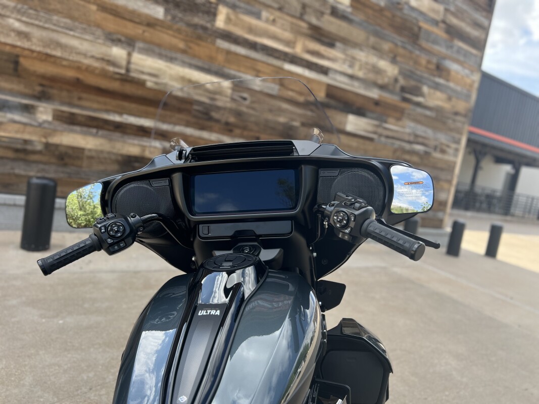 2025 Harley-Davidson Street Glide Ultra Iron Horse Metallic / Vivid Black - Black Finis - Photo 10