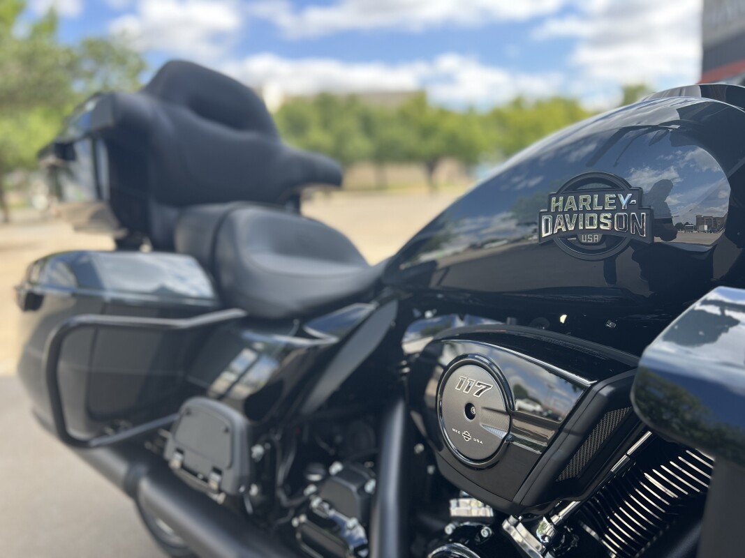 2025 Harley-Davidson Street Glide Ultra Iron Horse Metallic / Vivid Black - Black Finis - Photo 9