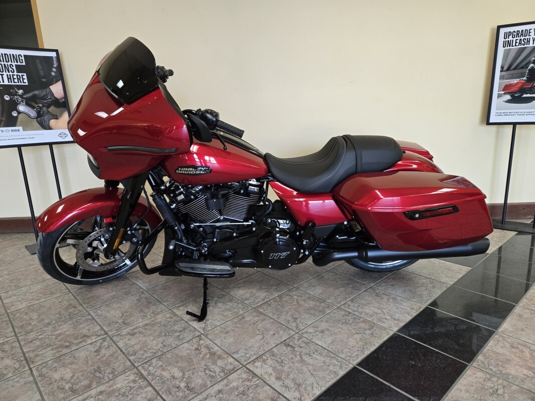 2025 Harley-Davidson Street Glide Brilliant Red - Black Finish