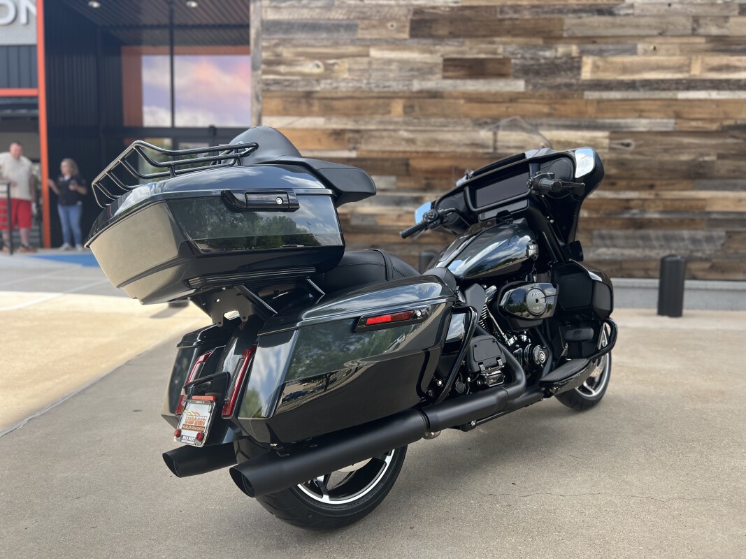 2025 Harley-Davidson Street Glide Ultra Iron Horse Metallic / Vivid Black - Black Finis - Photo 8