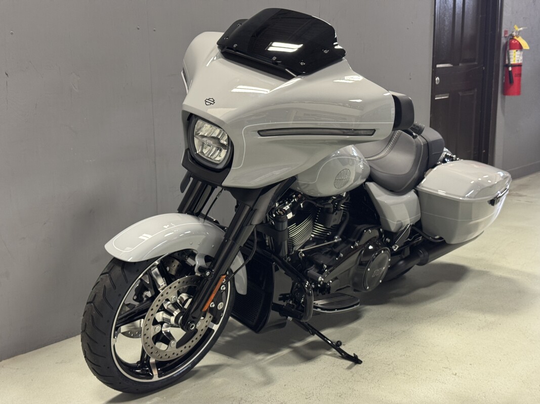 FLHX 2025 Street Glide - Photo 4