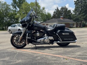 2015 Harley-Davidson<sup>®</sup> Electra Glide<sup>®</sup> Ultra Classic<sup>™</sup> Vivid Black thumb 2