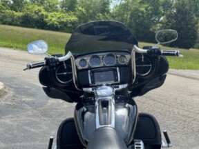 2015 Harley-Davidson<sup>®</sup> Electra Glide<sup>®</sup> Ultra Classic<sup>™</sup> Vivid Black thumb 0
