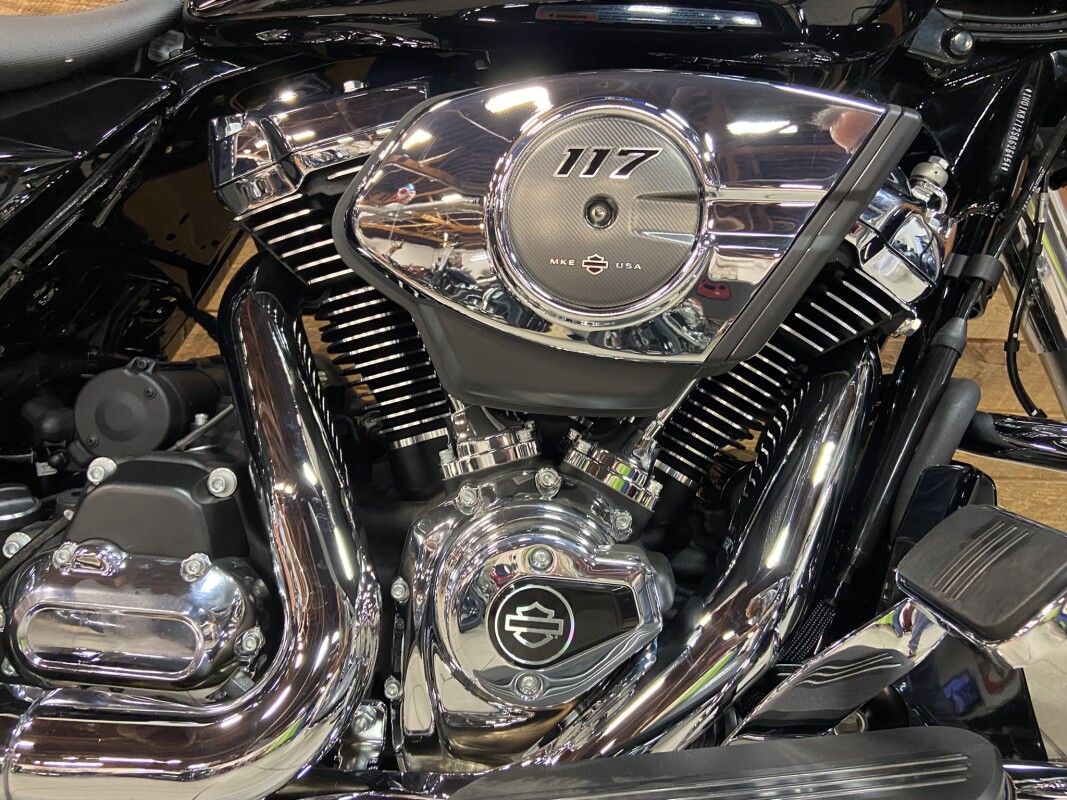 2025 Harley-Davidson Street Glide Vivid Black FLHX - Photo 3