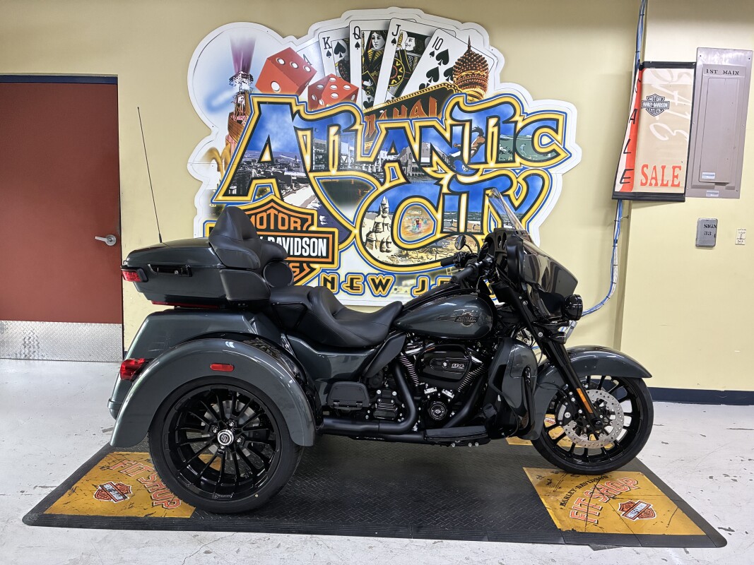 2025 Harley-Davidson<sup>®</sup> Tri Glide® Ultra Iron Horse Metallic / Vivid Black - Black Finish