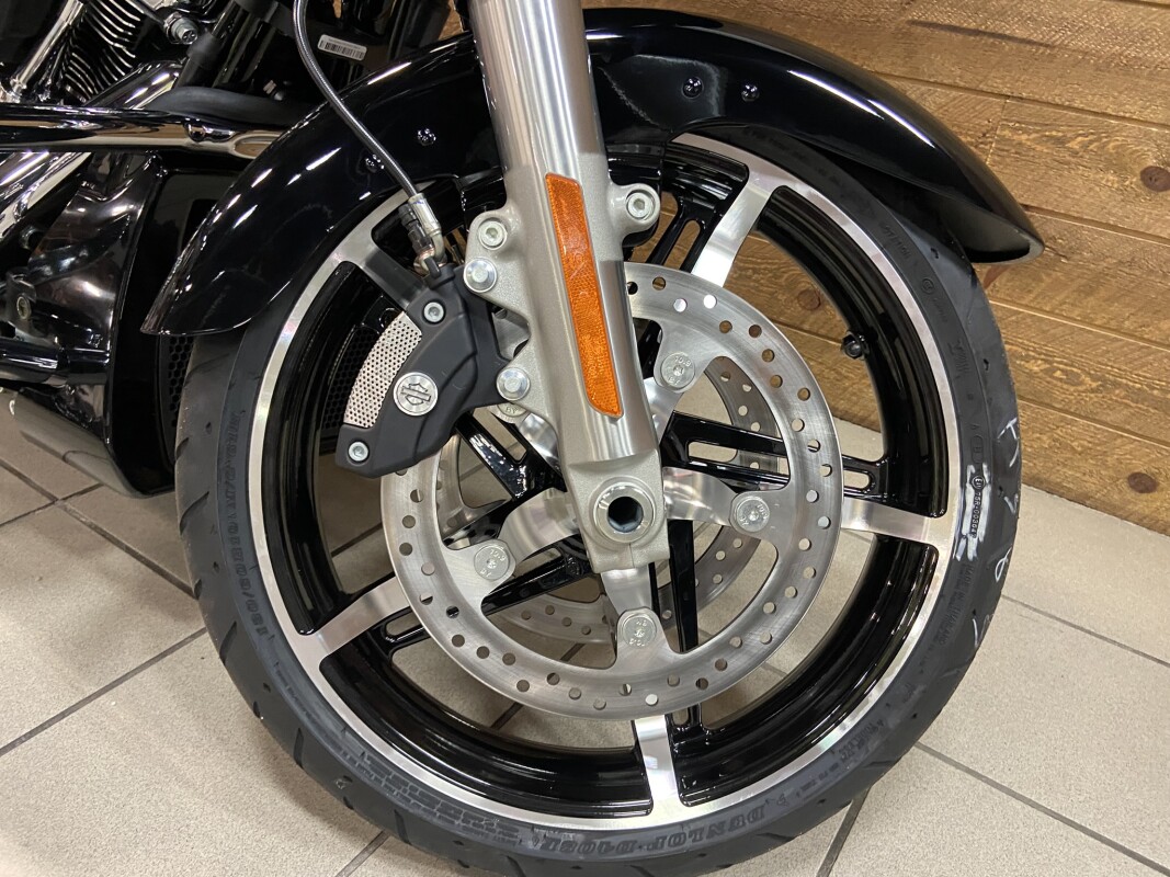 2025 Harley-Davidson Street Glide Vivid Black FLHX - Photo 5