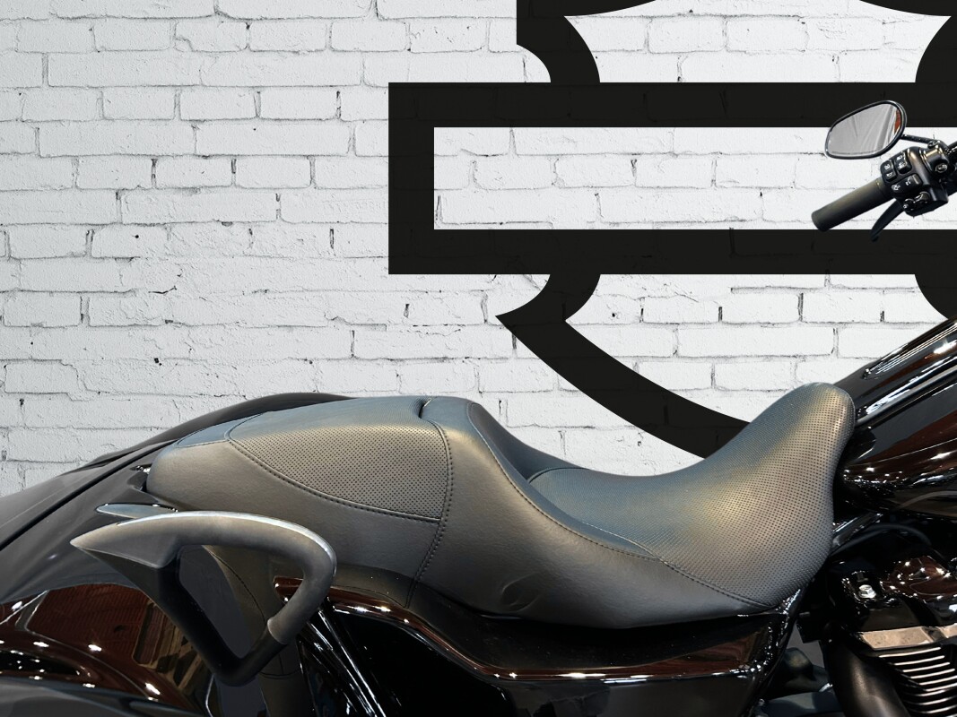 2024 Harley-Davidson Road Glide 3 Vivid Black – Black Finish - Photo 6