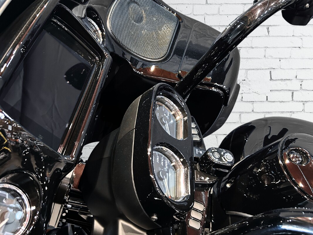 2024 Harley-Davidson Road Glide 3 Vivid Black – Black Finish - Photo 9