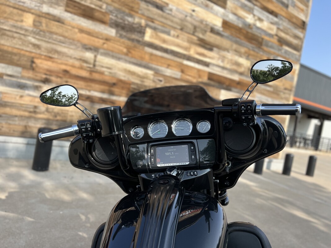 2017 Harley-Davidson CVO Street Glide Dark Slate Candy/Arctic Black with Co - Photo 9