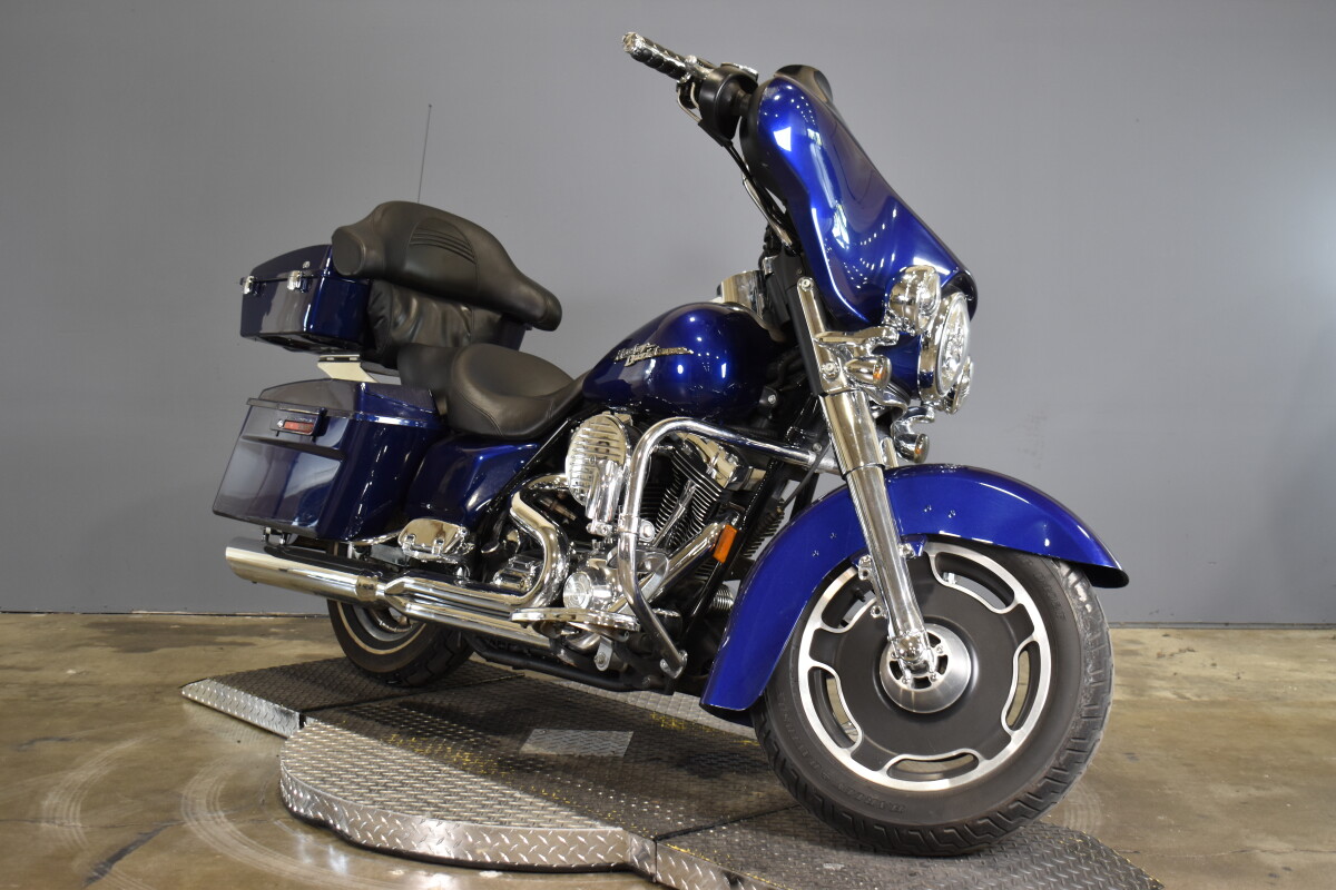 2006 Harley-Davidson Street Glide FLHX - Photo 2