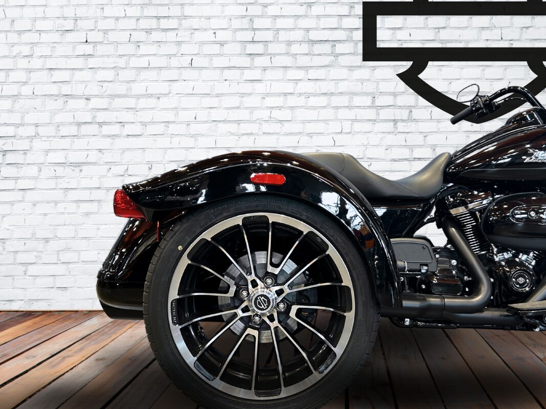 2024 Harley-Davidson Road Glide 3 Vivid Black – Black Finish - Photo 5