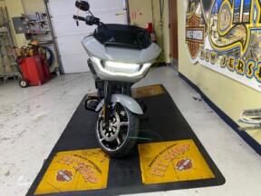 2025 Harley-Davidson<sup>®</sup> Road Glide® Billiard Gray - Black Finish thumb 3