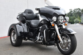 2023 Harley-Davidson® Tri Glide® Ultra FLHTCUTG thumb 2