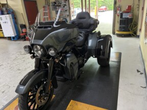 2025 Harley-Davidson<sup>®</sup> Tri Glide® Ultra Iron Horse Metallic / Vivid Black - Black Finish thumb 2