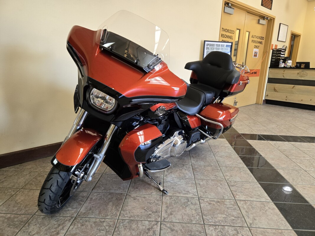 2025 Harley-Davidson Street Glide Ultra Whiskey Fire / Vivid Black - Black Finish - Photo 4
