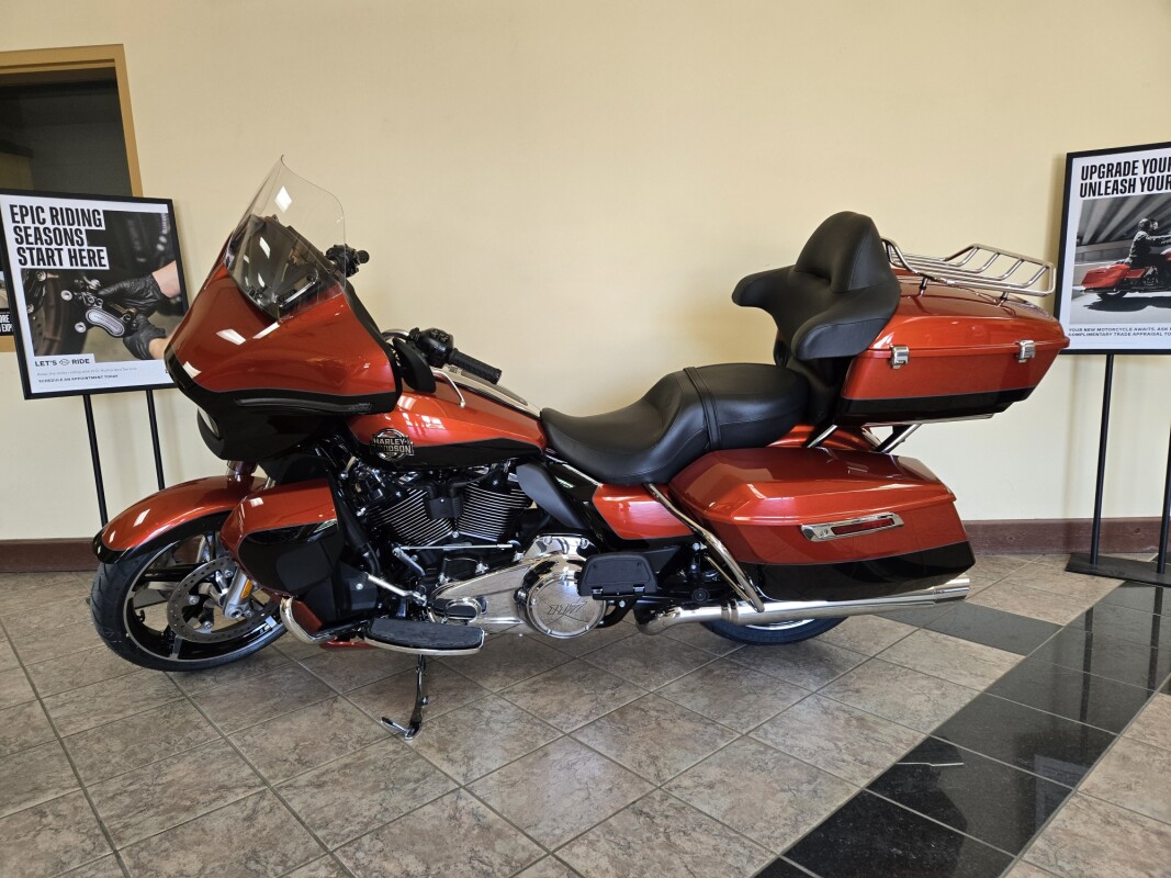 2025 Harley-Davidson Street Glide Ultra Whiskey Fire / Vivid Black - Black Finish