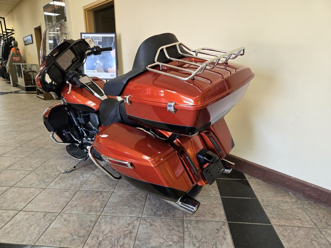 2025 Harley-Davidson Street Glide Ultra Whiskey Fire / Vivid Black - Black Finish - Photo 3