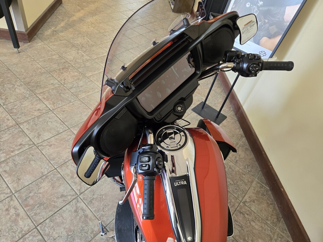 2025 Harley-Davidson Street Glide Ultra Whiskey Fire / Vivid Black - Black Finish - Photo 5