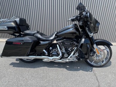 2015 Harley-Davidson<sup>®</sup> CVO<sup>™</sup> Street Glide<sup>®</sup> Two-Tone Starfire Black/Go