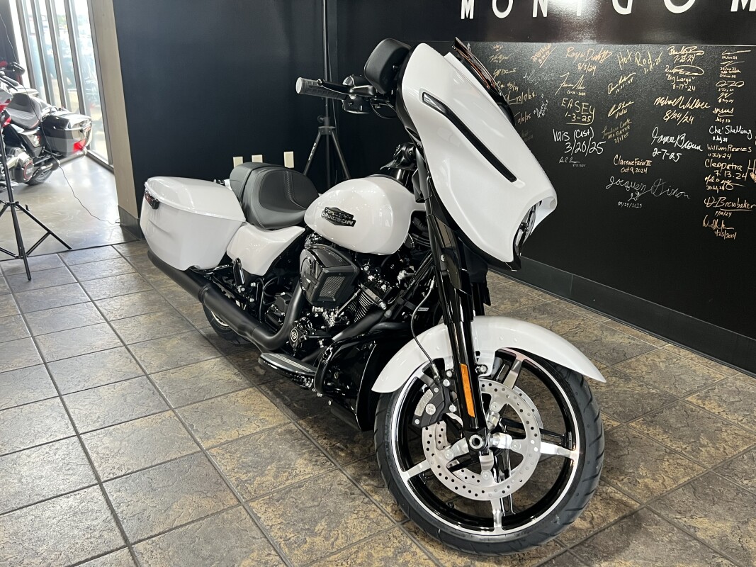 2025 Harley‑Davidson Street Glide – White Onyx Pearl - Photo 2