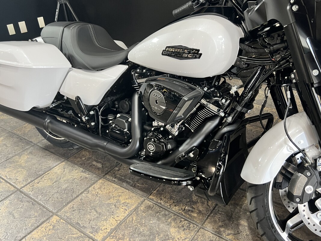 2025 Harley‑Davidson Street Glide – White Onyx Pearl - Photo 4
