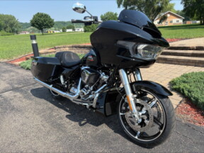 2025 Harley-Davidson<sup>®</sup> Road Glide® Vivid Black thumb 3