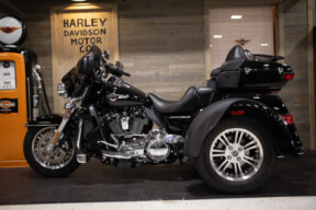2022 Tri Glide® Ultra (FLHTCUTG) thumb 3