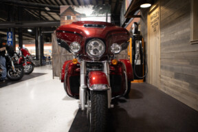 2023 Tri Glide® Ultra (FLHTCUTG) thumb 2
