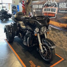 2025 Tri Glide® Ultra (FLHTCUTG) thumb 3