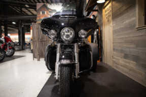 2022 Tri Glide® Ultra (FLHTCUTG) thumb 2
