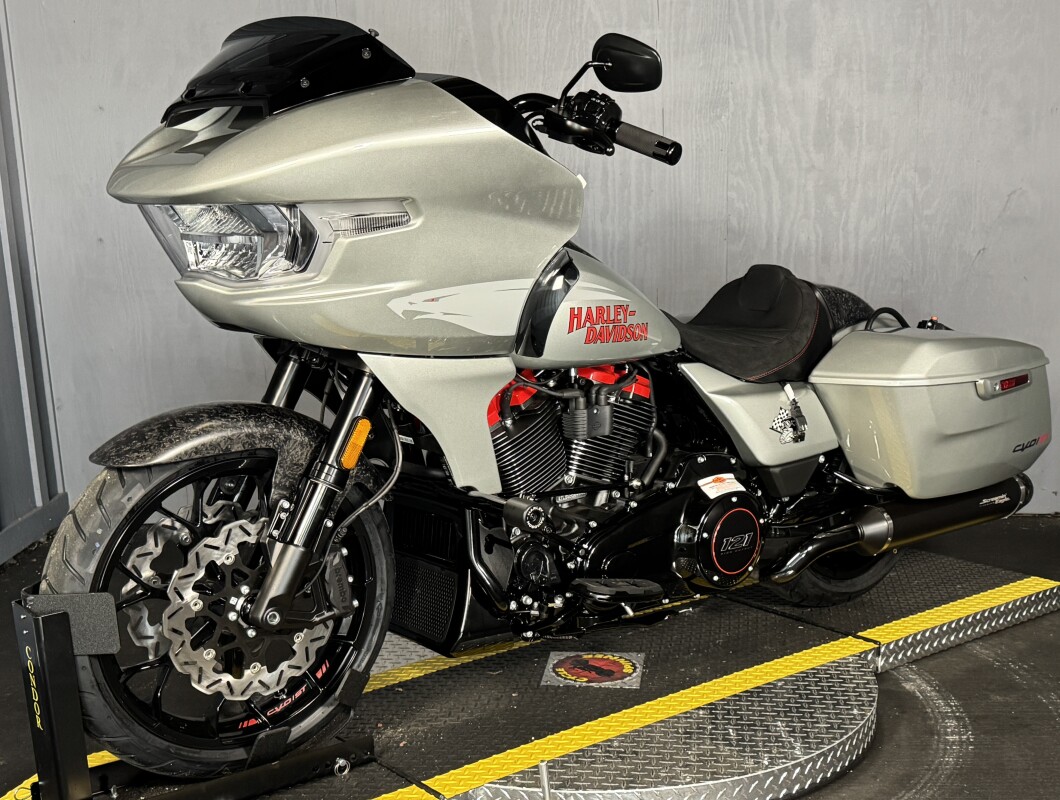 2025 Harley-Davidson CVO Road Glide ST FLTRXSTSE MERCURY SILVER - Photo 9